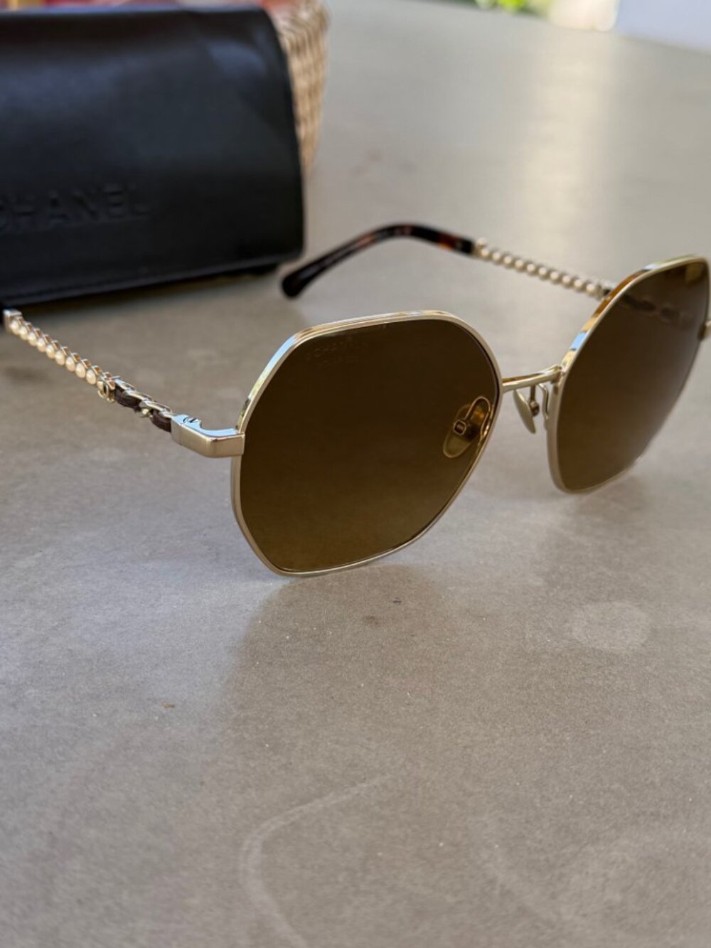 CHANEL 4281-Q-H Polarized Sunglasses – Brown Leather, Pearls, Gold Frame - Picture 3 of 8